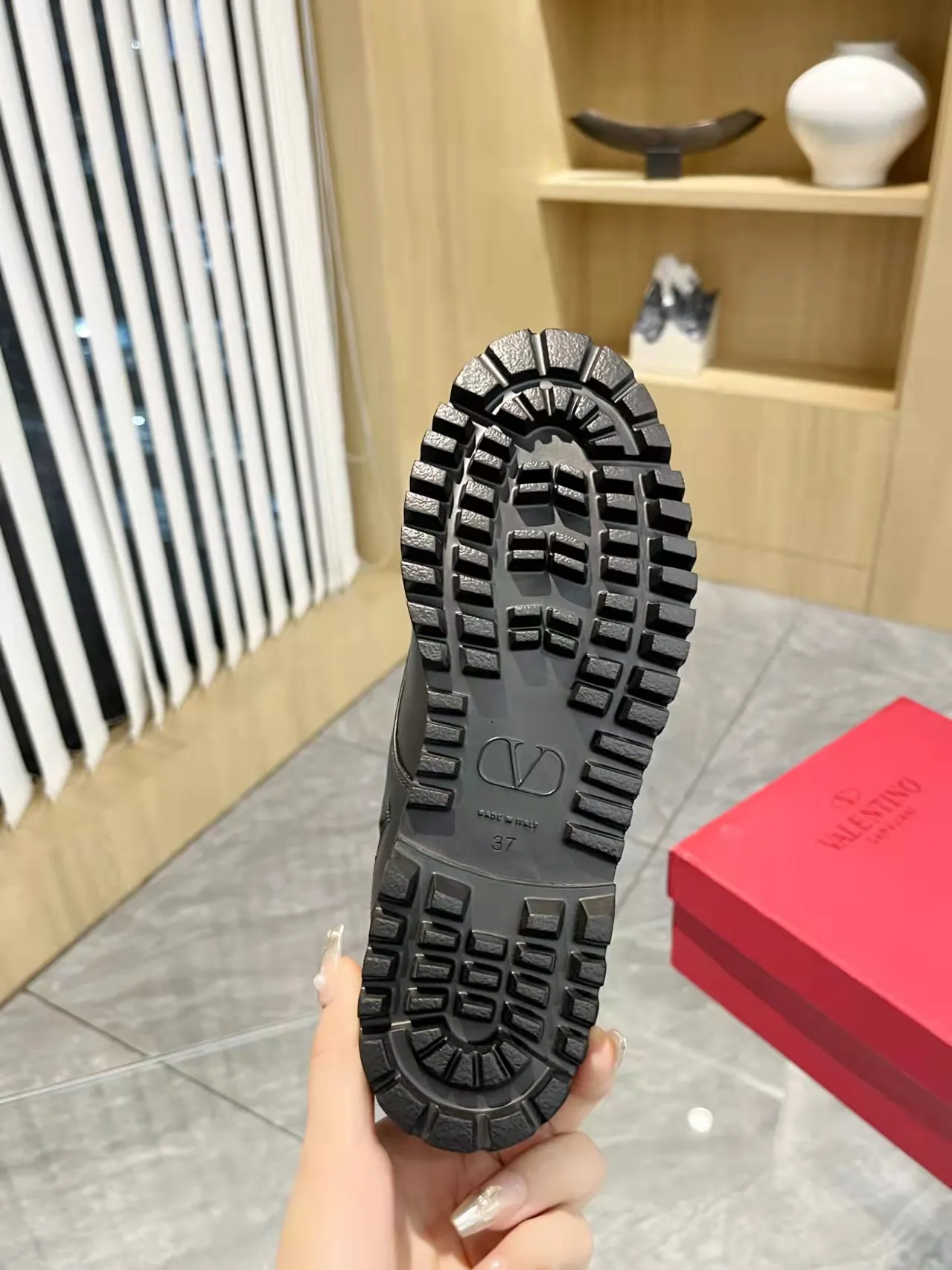 👟👟Ex-factory price 540👟👟 𝑉𝐴𝐿𝐸𝑁𝑇𝐼𝑁𝑂 Valentino's new autumn and winter Martin boots. The unique [V logo fabric print pattern] brings out a full sense of high-end, worth buying★Absolutely high-grade❥Original method Absolute sensibility❥Elegant style Create a different feeling, simple and elegant style!  Fabric: fabric printed cloth + imported cowhide. Lining: inner sheepskin. Bronze large buckle with high-end printing. Color: black, brown. Size: 35-41. (42 customized items cannot be returned or exchanged)